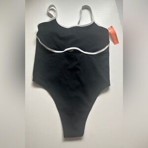 Colsie Women’s textured Bodysuit with contrast trim & Keyhole XL - New